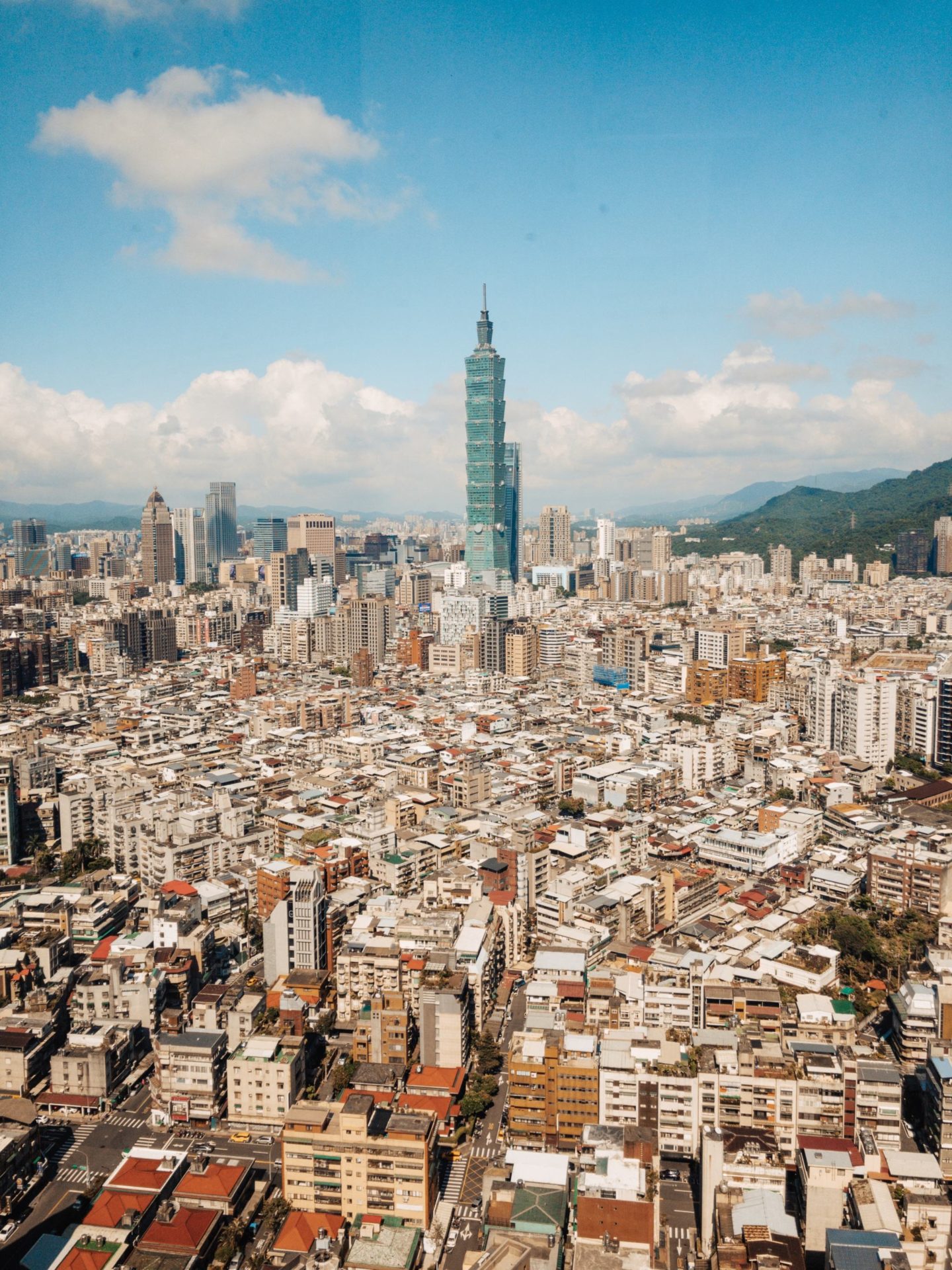 An amazing view of Taipei from the 38th floor of Shangrila Hotel.